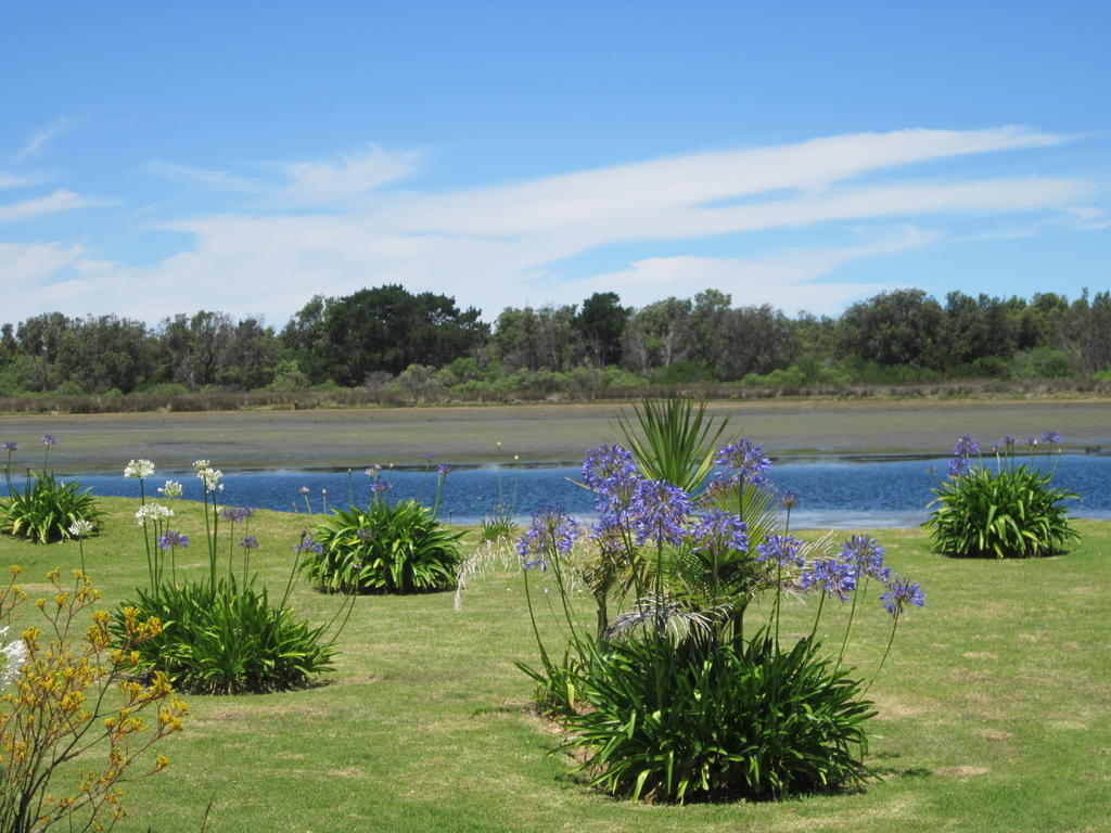 Lakes Entrance Waterfront Cottages With King Beds Buitenkant foto